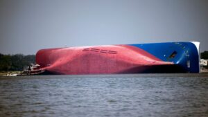 skynews-golden-ray-ship_5513011-1