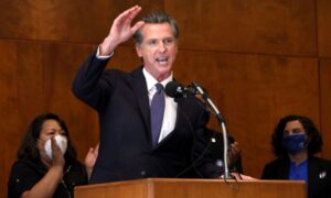 us-california-governor-gavin-newsom-meets-with-campaign-staff-an-210623-1