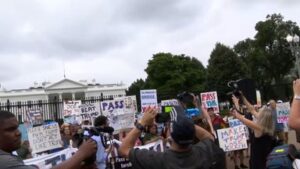 skynews-us-white-house-pass-the-torch_6635625