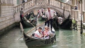skynews-venice-italy-gondola_6644390-1