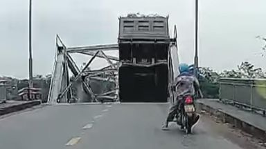 skynews-bridge-vietnam-typhoon_6680125