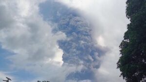 skynews-indonesia-volcano-eruption_6743115