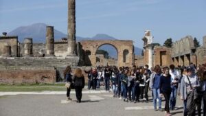 skynews-pompeii-history-tourism_6743911-1