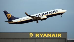 skynews-ryanair-plane_6730416-1