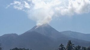 skynews-volcano-eruption-evacuation_6739531