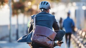 skynews-workers-commuter_6623004