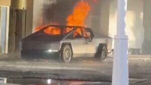 skynews-tesla-cybertruck-explosion_6789613